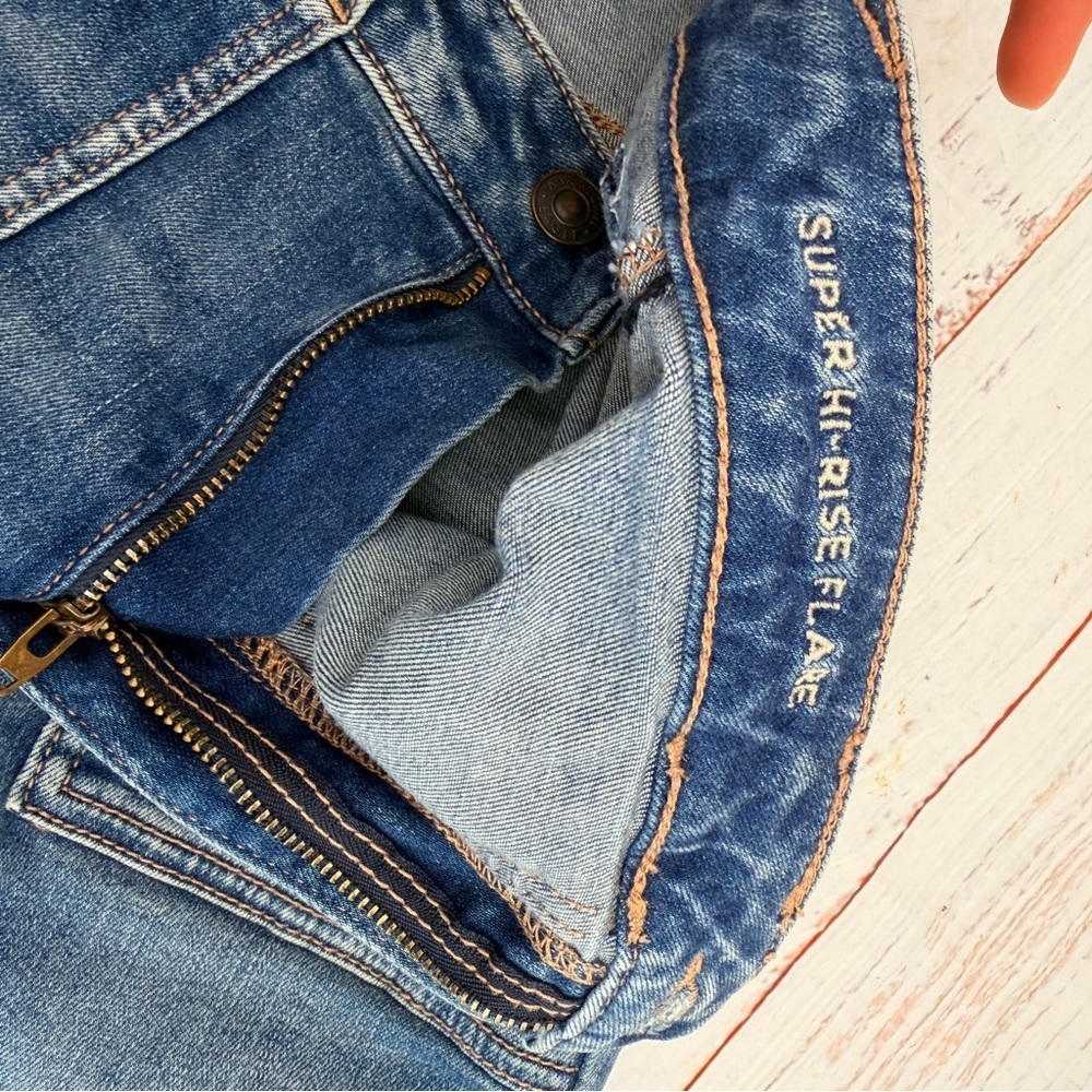 American Eagle Outfitters Super Hi-Rise Flare Jeans in Blue Wash Size 4 - Picture 2 of 15